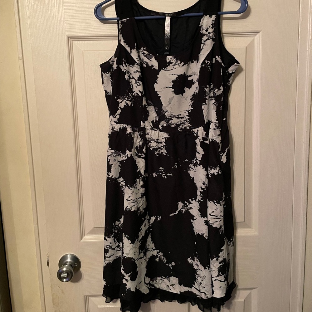 Short black n white sleeveless dress